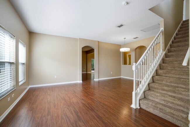 Building Photo - Spacious 4/3 House With 3-Car Garage In Th...