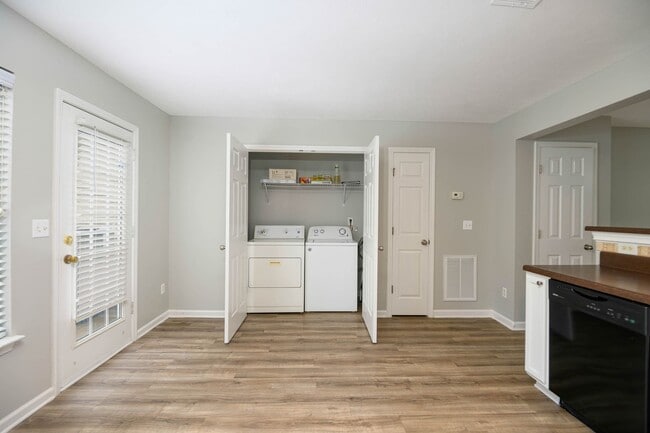 Building Photo - Lee Crossing Neighborhood, Easy access to ...