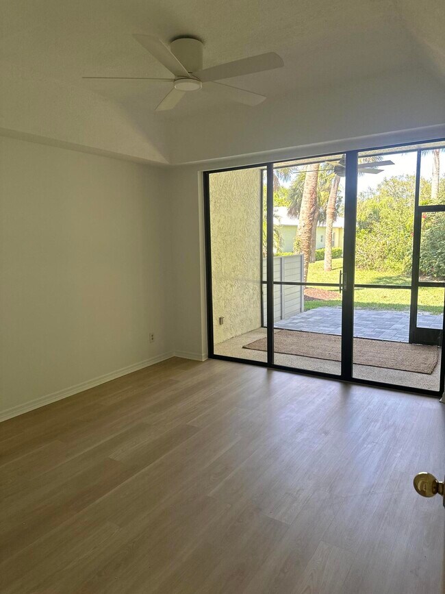Building Photo - 5270 SE Seascape Way
