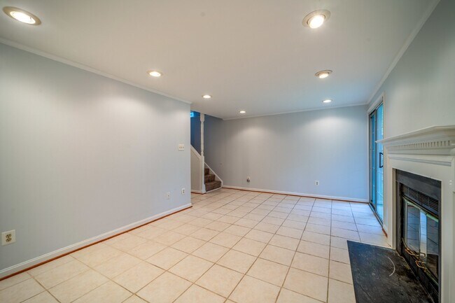 Building Photo - Three-level end unit townhome!