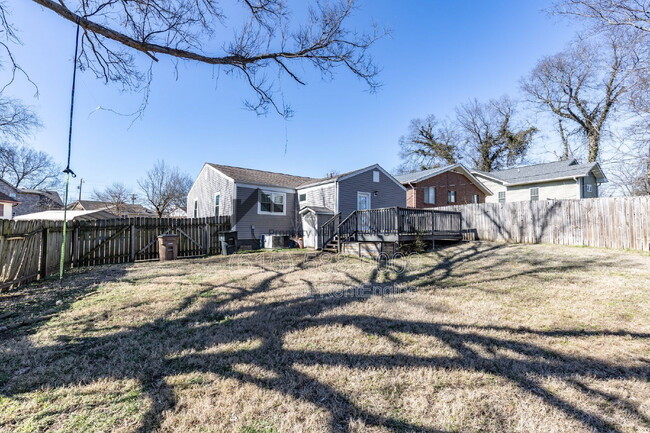 Building Photo - 1018 Clemmons St