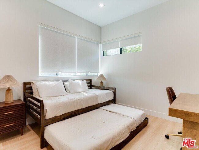 Building Photo - 5929 Hesperia Ave