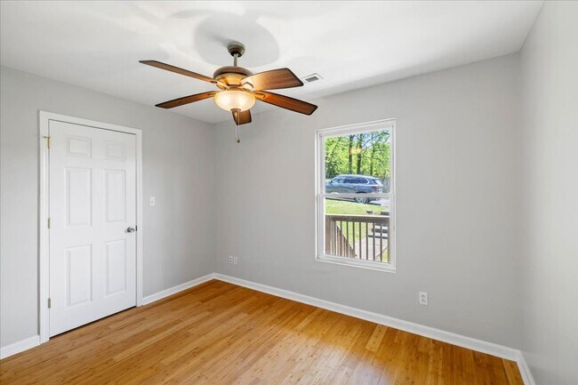 Building Photo - Charming Radford Home with Peaceful Back Deck
