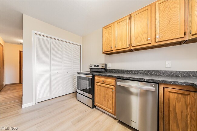 Building Photo - 8122 Brookside Dr