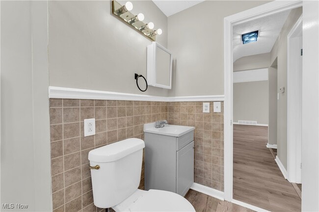 Building Photo - 20160 Beachview Dr