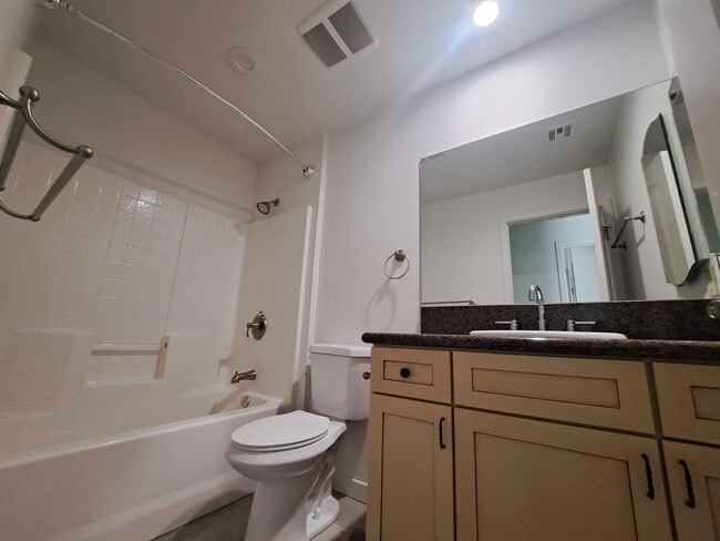 Building Photo - 4 bedroom!! Close to town, shopping and sc...