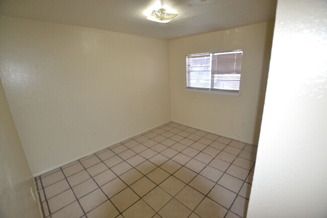 Building Photo - Housing Vouchers Accepted!!!  Location!  Newly updated, 4 bedroom, 2 bath home in historic Beechw...