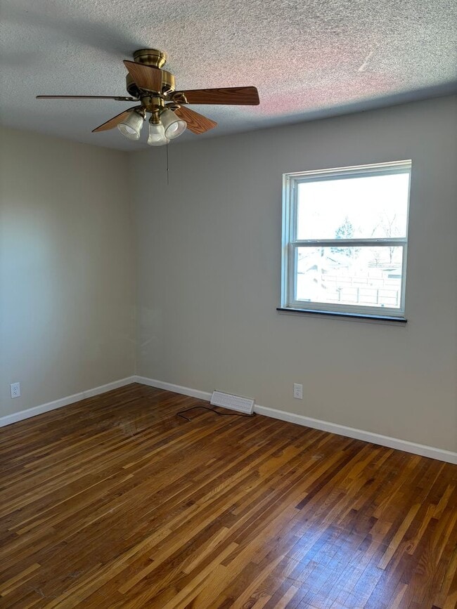 Building Photo - 2 Bedroom, 1.5 Bath Townhouse in Clinton, IA