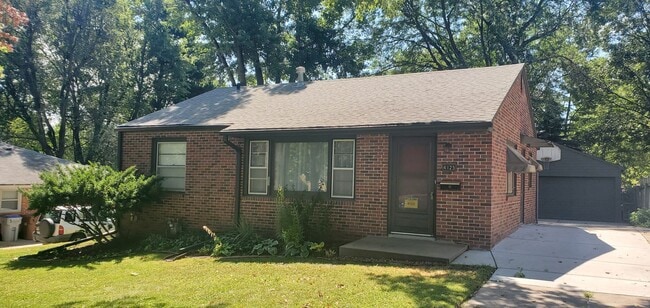 Building Photo - College View Cutie!