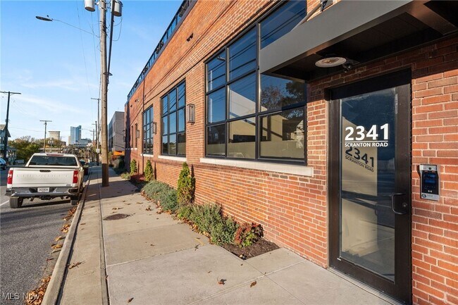 Building Photo - 2341 Scranton Rd