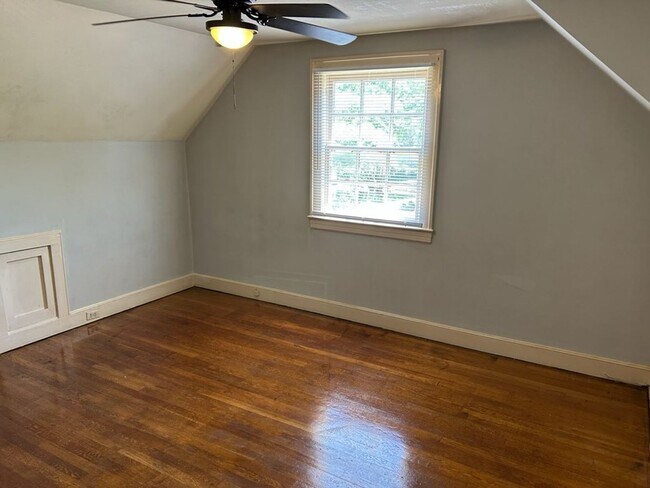 Building Photo - 2300 Rosewood Ave