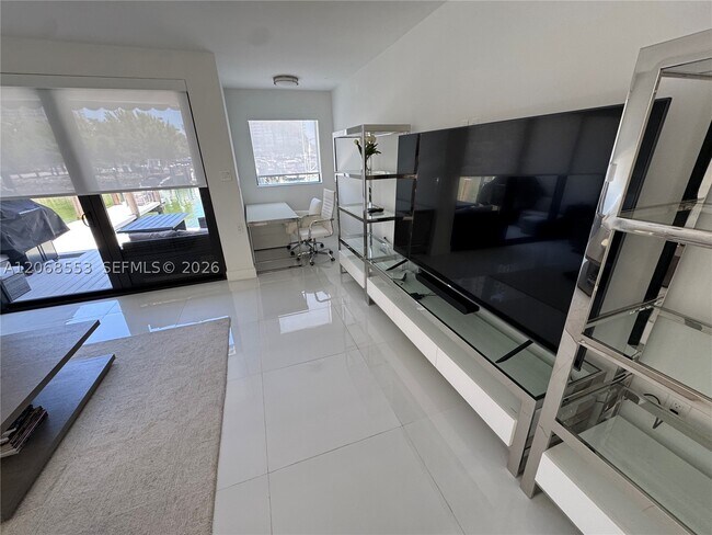 Building Photo - 350 Poinciana Island Dr