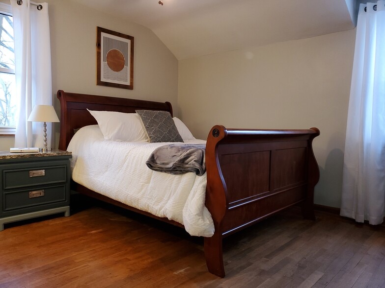 Building Photo - 273 W Lakeview Ave