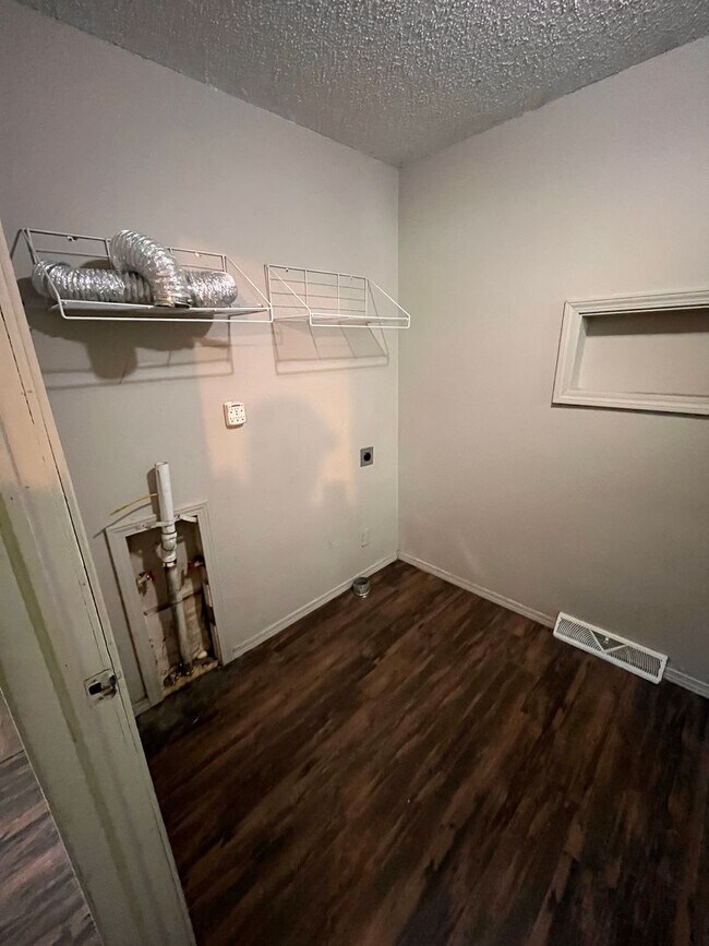 Building Photo - Brentwood 3 bedroom & 2 bathroom home, Huge Fenced Yard