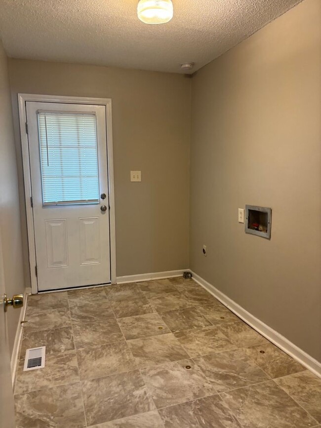 Building Photo - Spacious 2 Bed, 1 Bath Minutes from Uptown