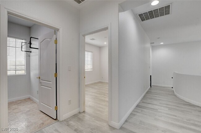 Building Photo - 8125 Chestnut Hollow Ave