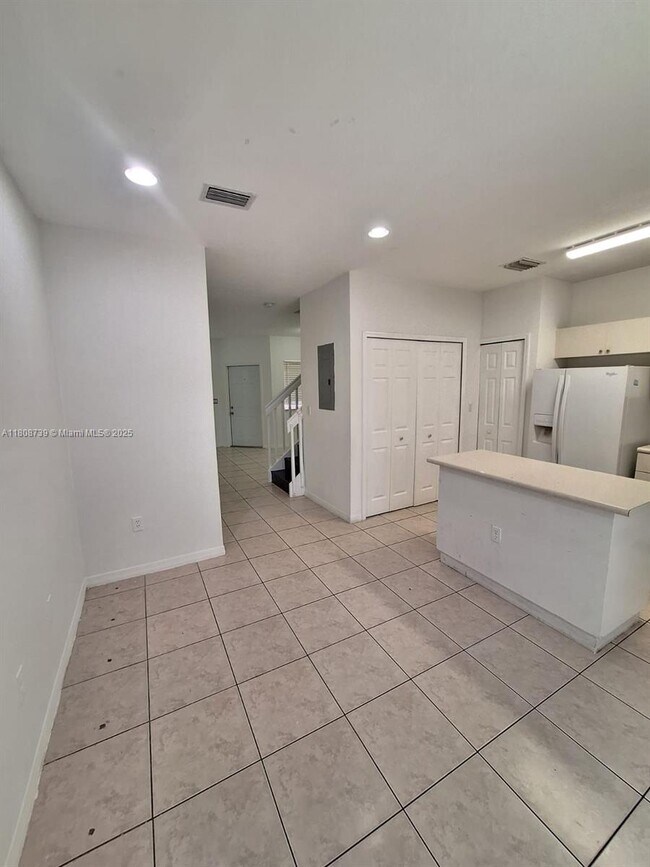 Building Photo - 1654 SE 31st Ct