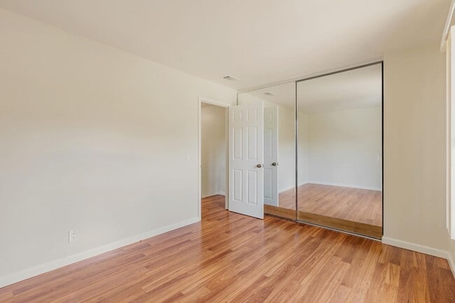 Building Photo - 985 Bellhurst Ave