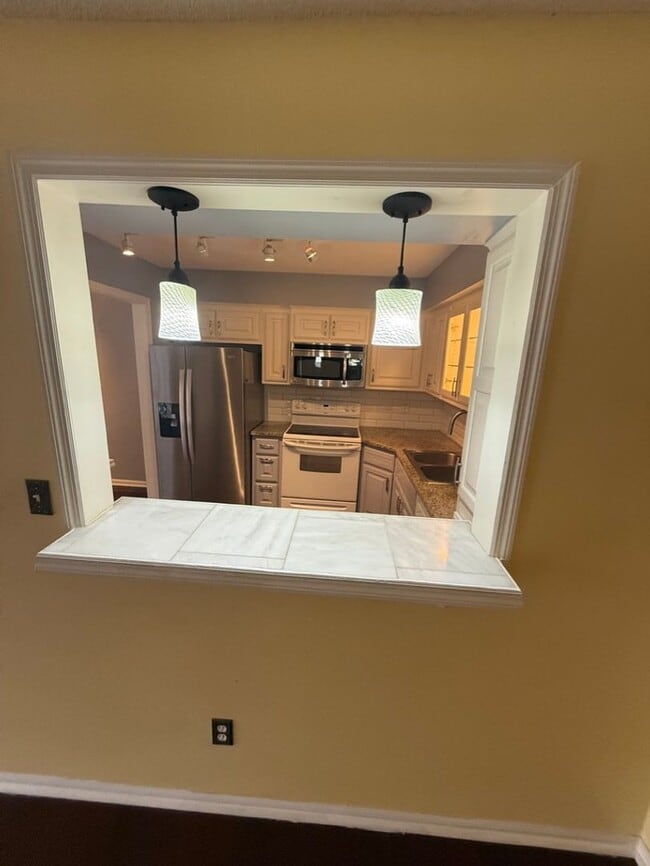 Building Photo - Fantastic Centrally Located Condo