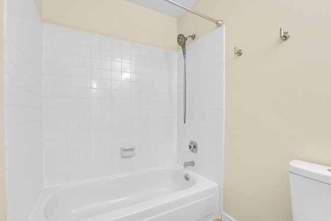 Building Photo - $1,995 - 2 Bed, 2 Bath Condo in Lakewood w...