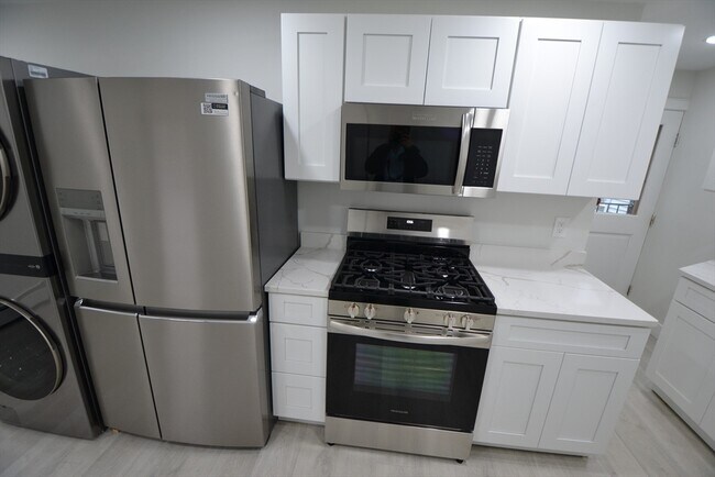 Building Photo - 15 Avalon St