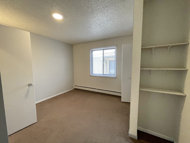 Building Photo - 436 S Van Buren St