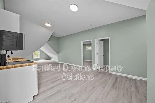 Building Photo - 608 Montgomery St