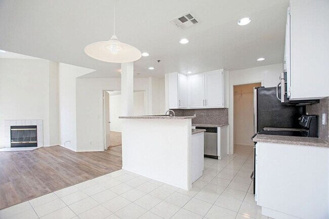 Building Photo - Gorgeous and Updated Top Floor Condo Home ...