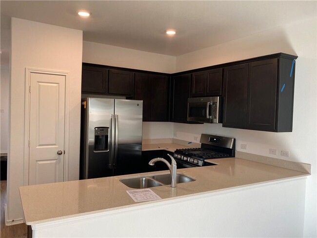 Building Photo - 440 Gabbro Gdns