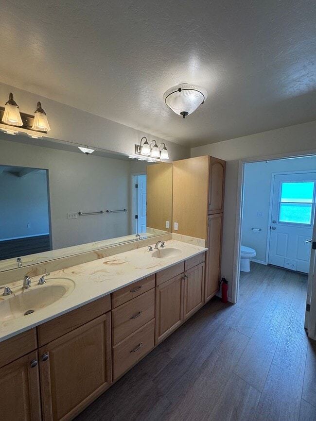 Building Photo - 3-Bedroom Home with Spectacular Views and ...