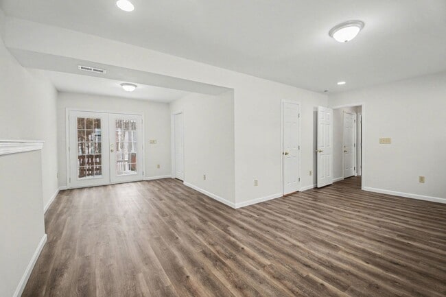 Building Photo - AVAILABLE NOW-3 Bedroom Split foyer in Stafford