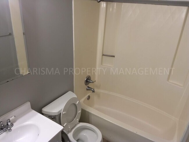 Building Photo - 209 S Lake Ave