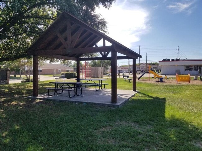 Building Photo - One story, 3 bedroom duplex available!