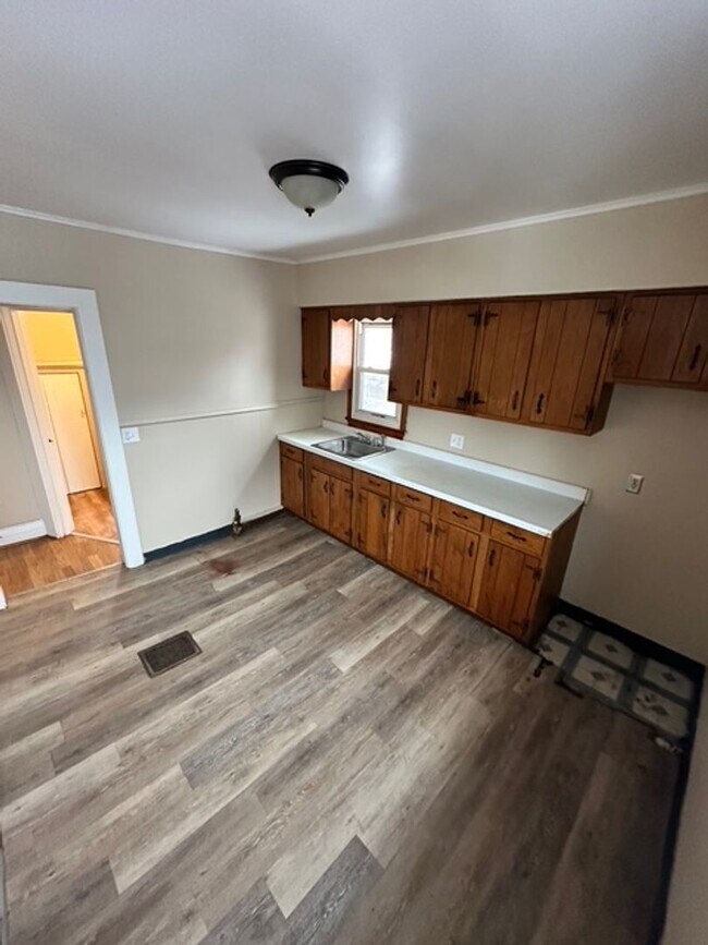 Building Photo - 490 Glenwood Ave