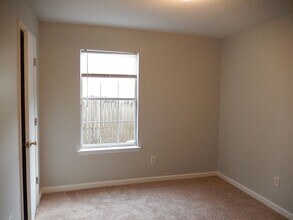 Building Photo - LOVELY & Spacious 3/2 Twn, New Plank Floor...