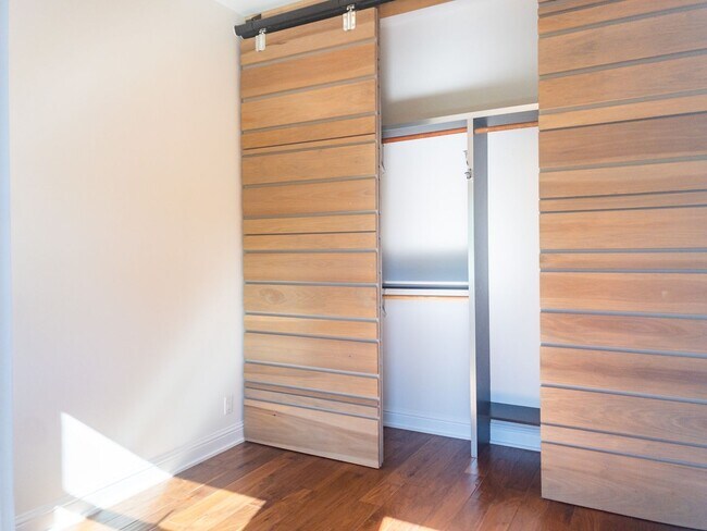 Building Photo - 1Bed/1Bath! Parking! Laundry! Garden! Pet! PROGRESSIVE