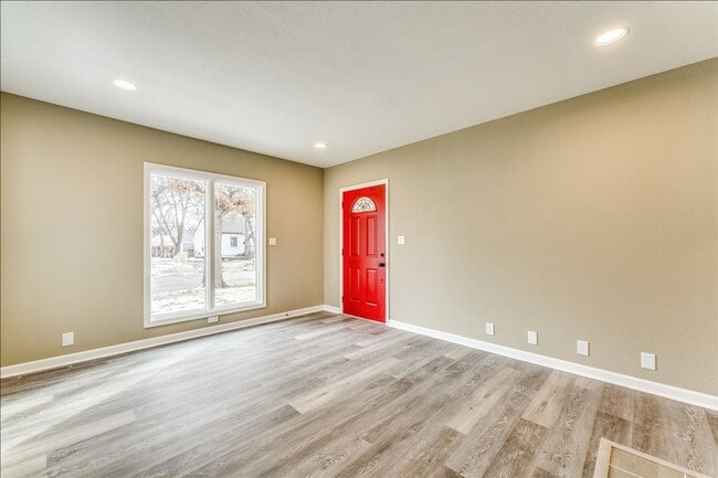 Building Photo - Adorable 2 Bed Riverside Home – Updated & Ready Now!