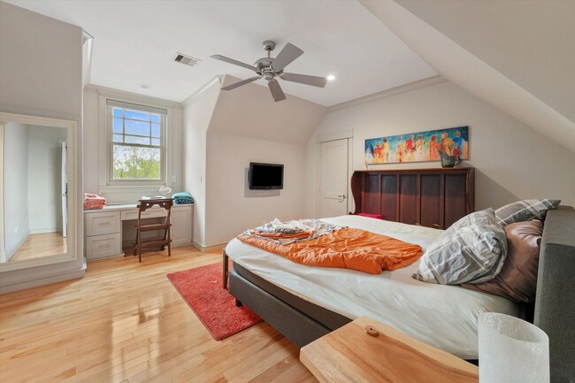 Building Photo - Refined Elegance Meets Modern Innovation i...