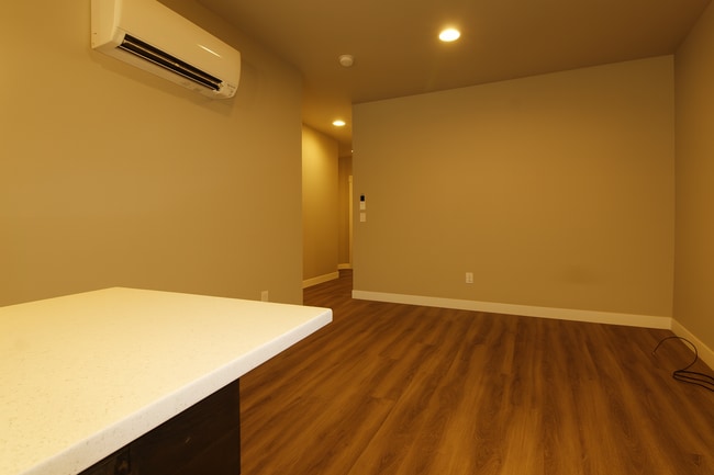 Building Photo - Adorable 2x2 with easy access to the river trails, and option to have all utilities included!