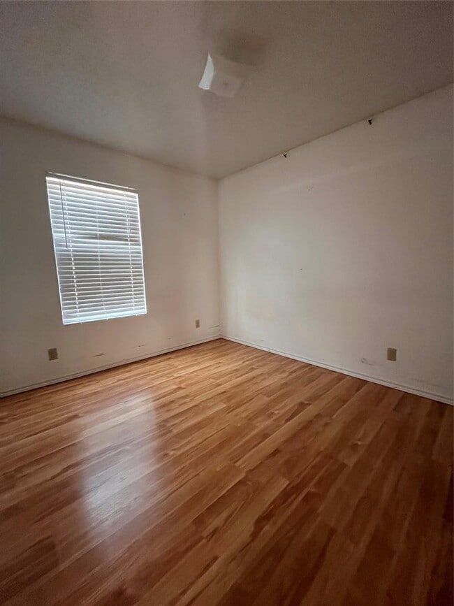 Building Photo - 433 Sailmaster St