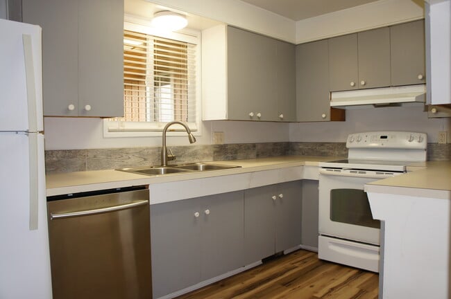 Building Photo - 952 NE Netlam Ln