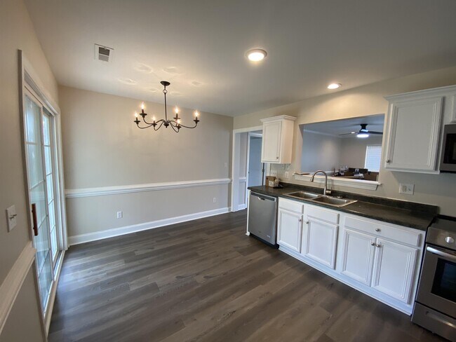 Building Photo - 2055B Cambria Dr