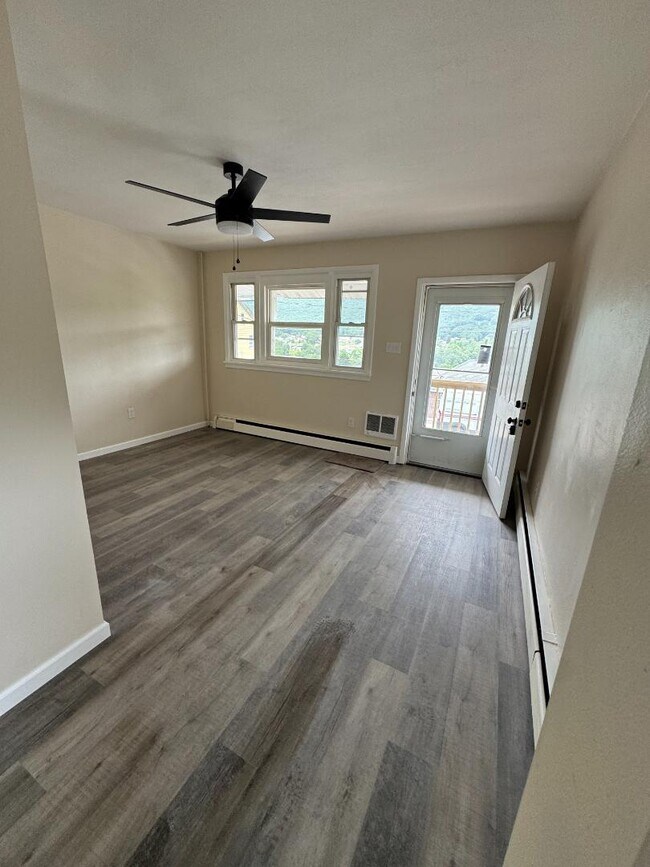 Building Photo - 105 E Railroad St