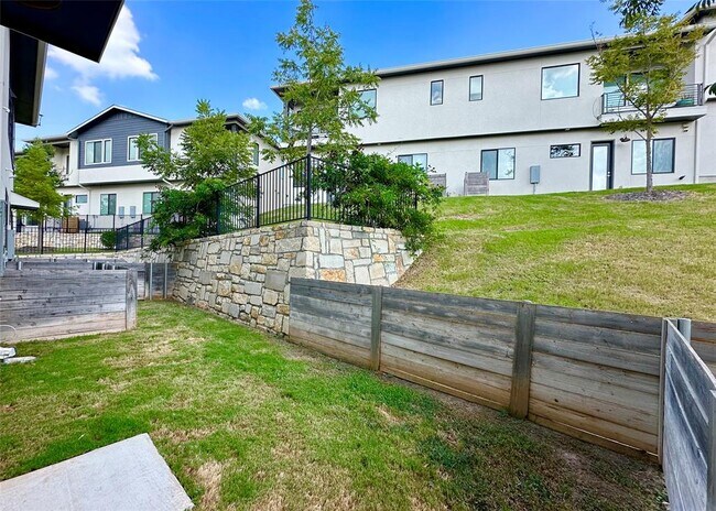 Building Photo - 2050 Lohmans Spur Rd