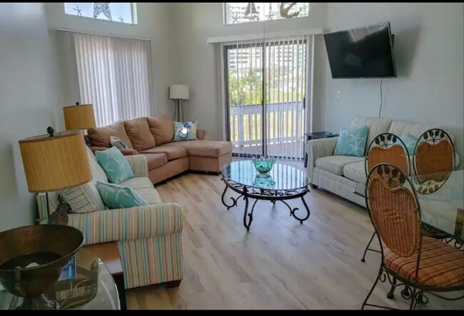 Building Photo - Fully Furnished 2 Bed/ 1 Bath downstairs u...