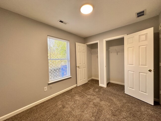 Building Photo - Three-Bedroom Ranch Close to Downtown