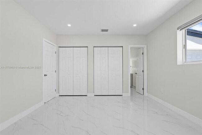 Building Photo - 230 NW 33rd Terrace