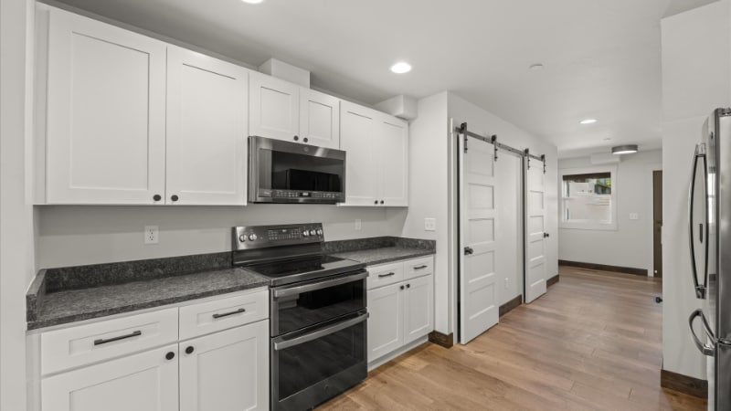 Building Photo - 1010 E 7th St