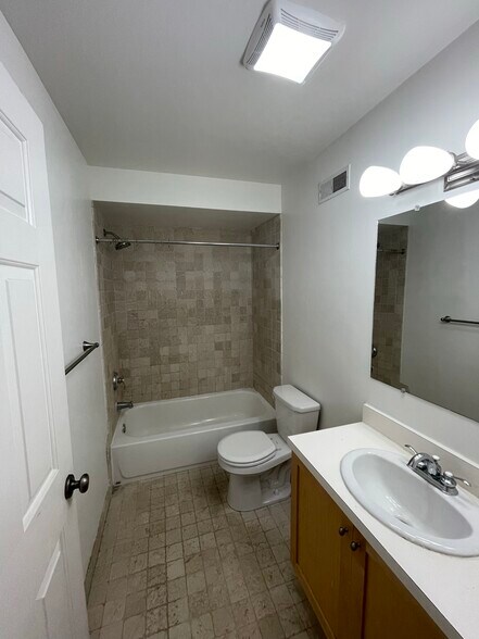 Building Photo - 406 Leverington Ave