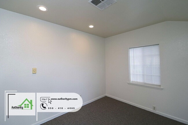 Building Photo - 2037 Pine St